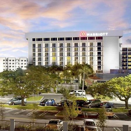 Отель Miami Airport Marriott Экстерьер фото