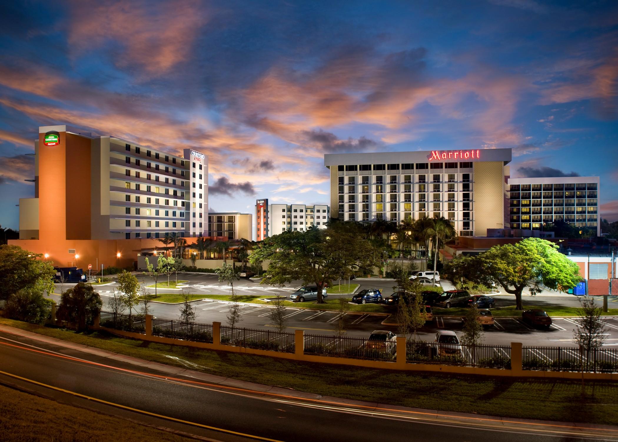 Отель Miami Airport Marriott Экстерьер фото