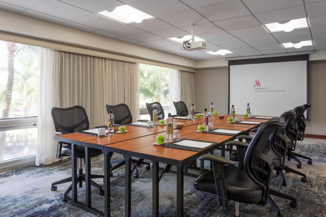 Отель Miami Airport Marriott Экстерьер фото